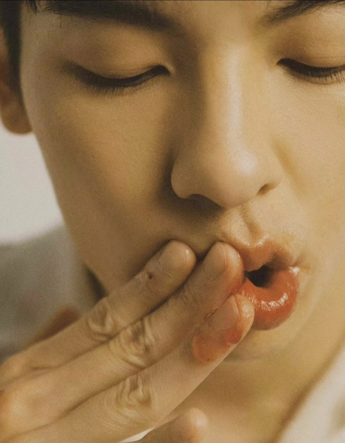 许光汉用外套帮猫咪保暖许光汉喜欢猫猫狗狗，特别有爱心，而且他真的好帅，演的了小鲜