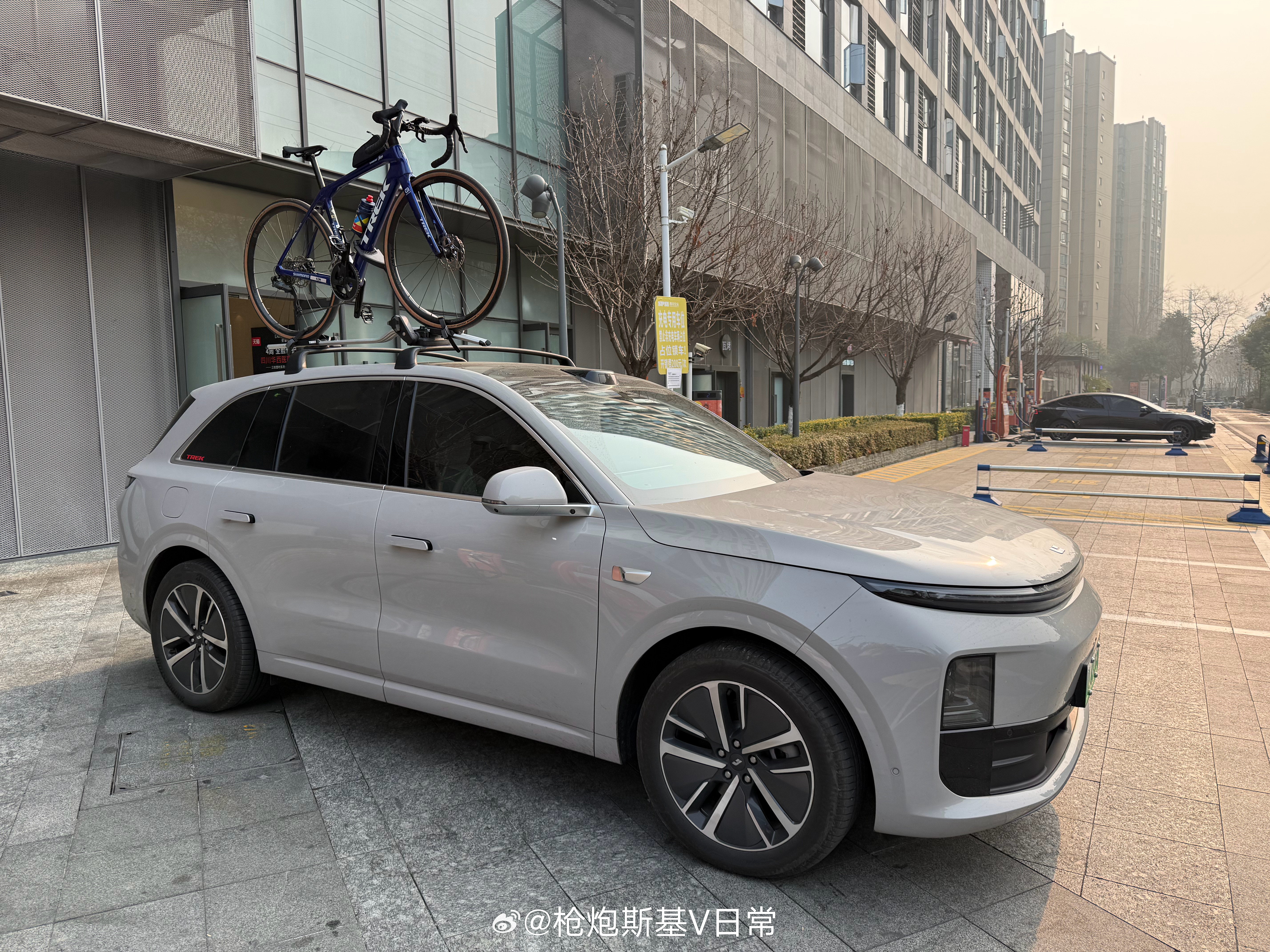 全新的理想L6明天就来了，在它上市的27个月里，累计交付将近40万辆，巅峰时期每