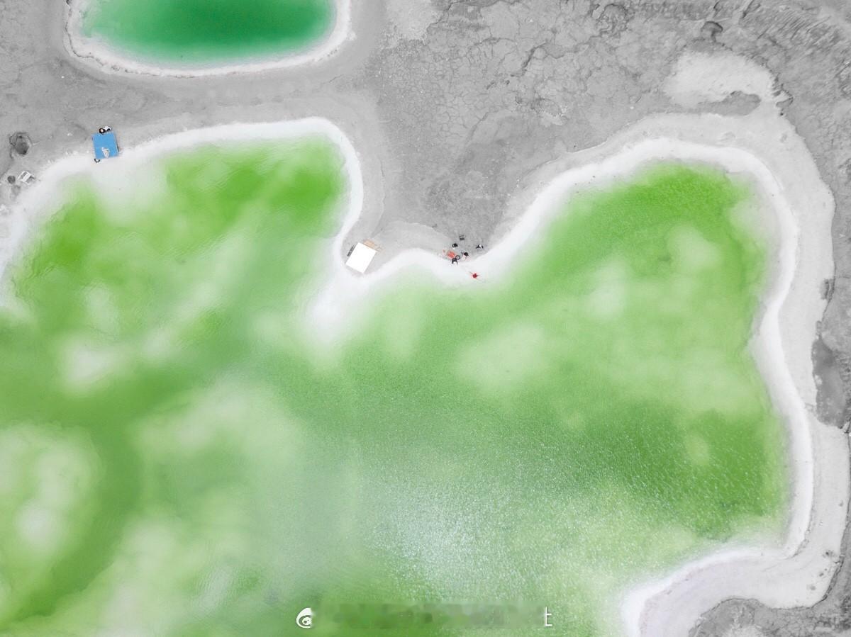大柴旦翡翠湖，遗落在柴达木盆地深处的人间仙境。湖水因富含镁、钾、锂等矿物，在洁白盐晶与阳光映照下，绿