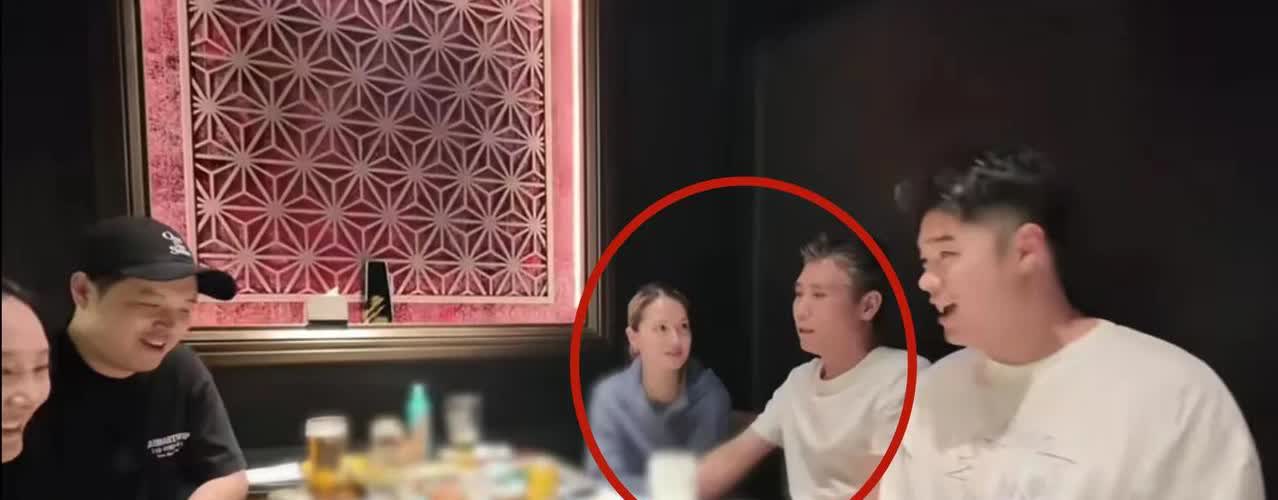 李乃文的老婆出现了，看着很精明干练。最近，李乃文和陈赫聚会，都携带家属出席。