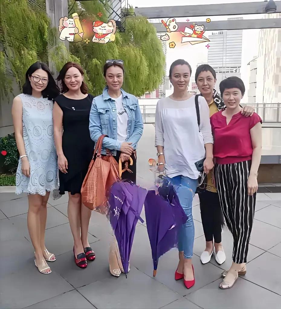 李玲玉、史可和一些美女的合影。李玲玉，这位曾经的“甜歌皇后”，今年62岁了，还是