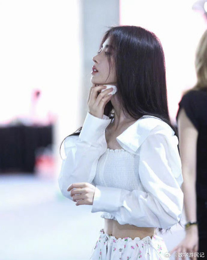 鞠婧祎巧思审美真的绝了！每一套造型都充满小心思，风格多变又精致，氛围感直接拉