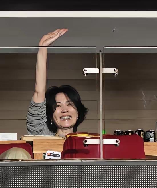 谢霆锋估计现在心里五味杂陈，他怎么也想不到，女朋友王菲在那英的演唱会上，比在