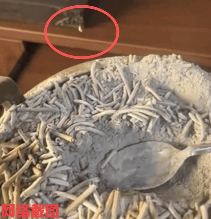 江苏有女子在家中佛龛前敬香。当香燃尽之际，女子走到香炉前看到神奇的一幕，有一