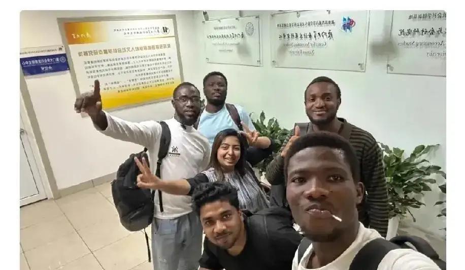 “凭啥他们躺着拿钱，我们卷到秃头？”——最近，一所高校直接把三名印度留学生的奖学