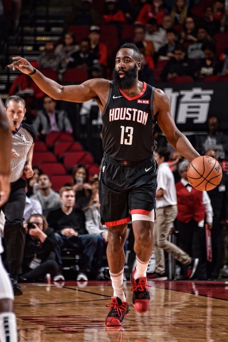 哈登到火箭第一周，就直接把“第六人”的帽子摘掉了。难怪美媒BGNHoops日前