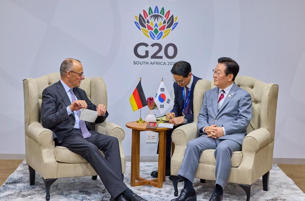 韩联社11月22日报道，南非G20峰会间隙，德国总理默茨对韩国总统李在明说：“我