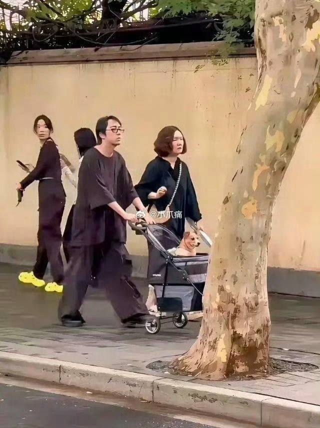 不怪后面的小姐姐忍不住回头，换我也是一样​​​