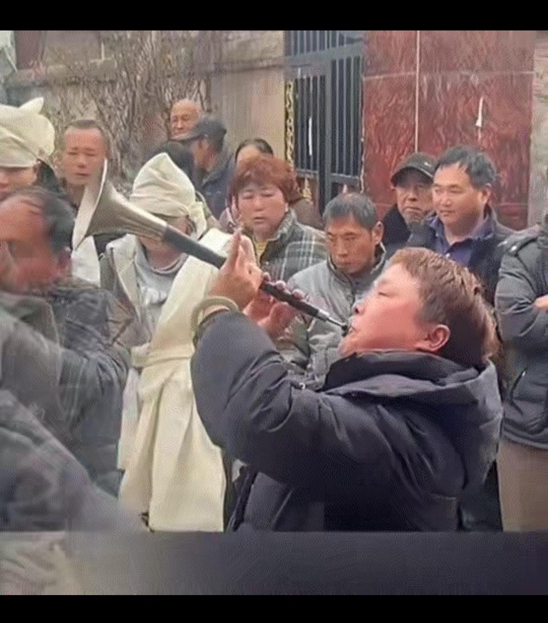 谁能想到，一把唢呐，竟把成年人最珍贵的友情，吹得全网破防。河南这位女子，在