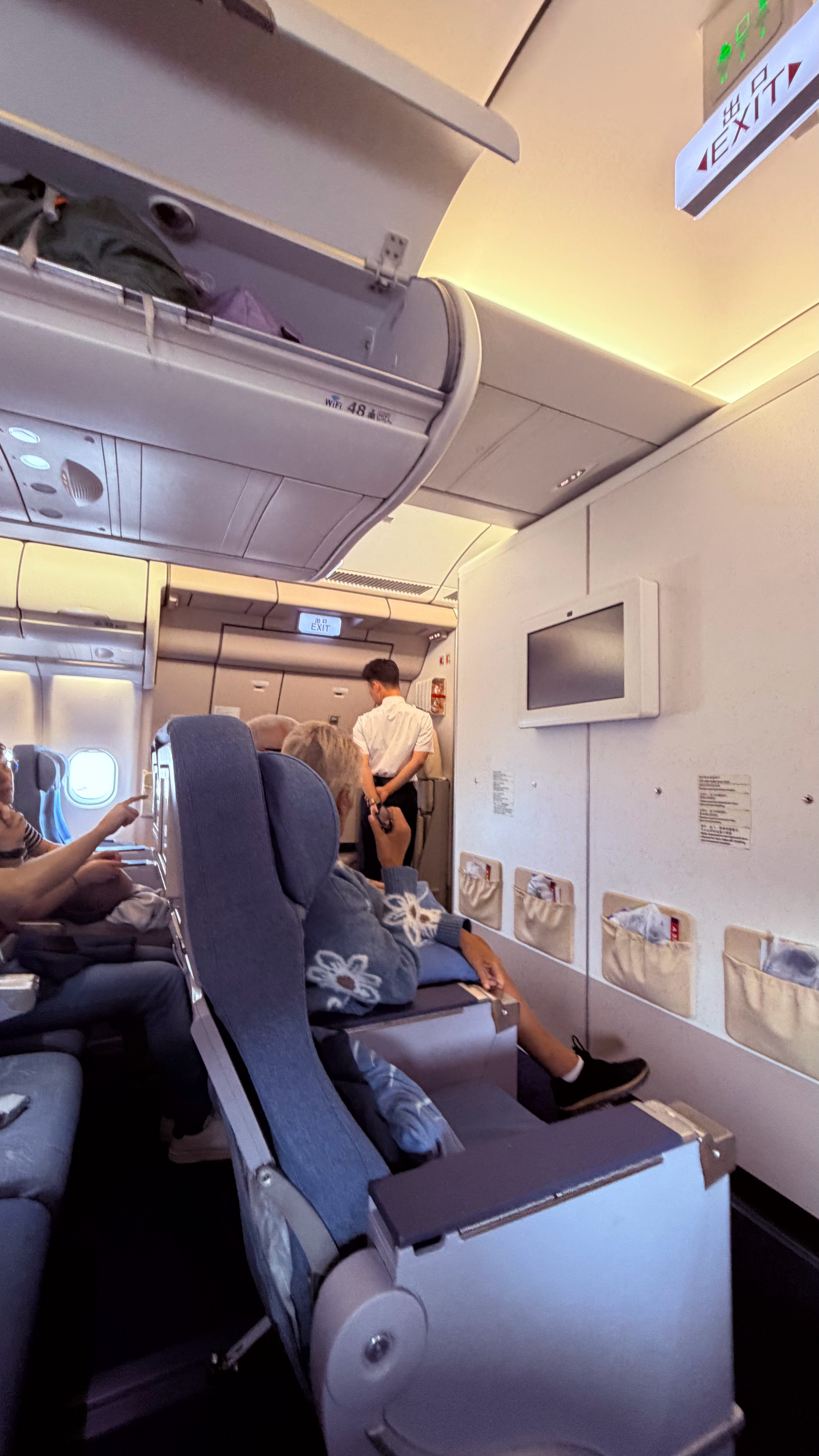 国航应该给这位空帅加个鸡腿！面对我伸不开的大长腿！空帅给我换了个能伸开腿的位置！