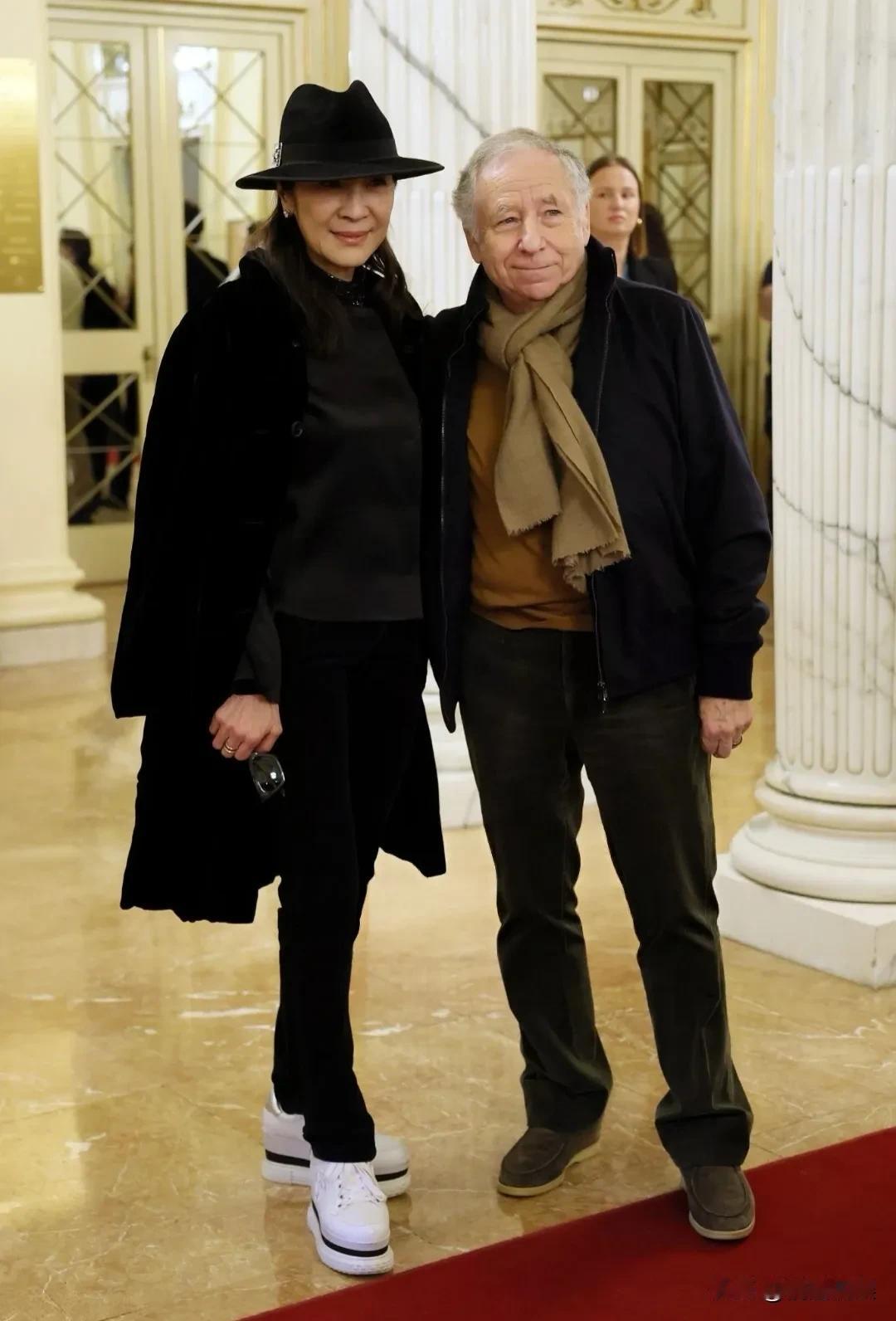 奥斯卡影后杨紫琼和老公，现身米兰冬奥会开幕式红毯。杨紫琼长发披肩，戴着黑框眼镜