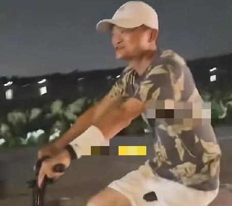7日17日，有网友在杭州西湖偶遇马云，马云在西湖边夜骑，穿着一身运动装，运动感十