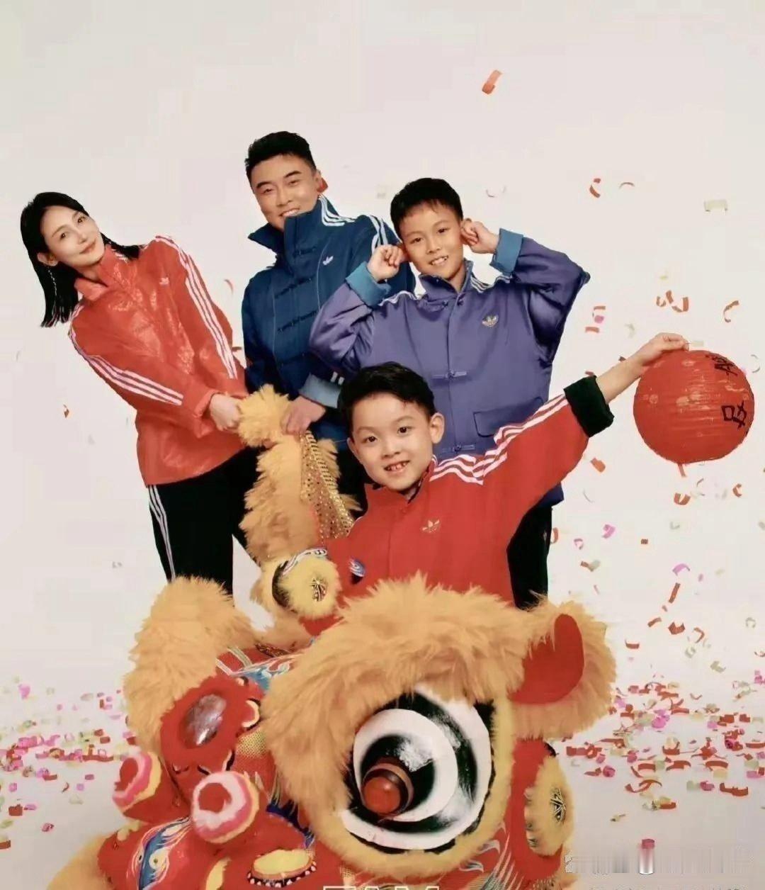 王皓⁠的全家福大片来了，两个儿子长得又萌又帅，一家4口同框，画面温馨又幸福，真让人羡慕！​