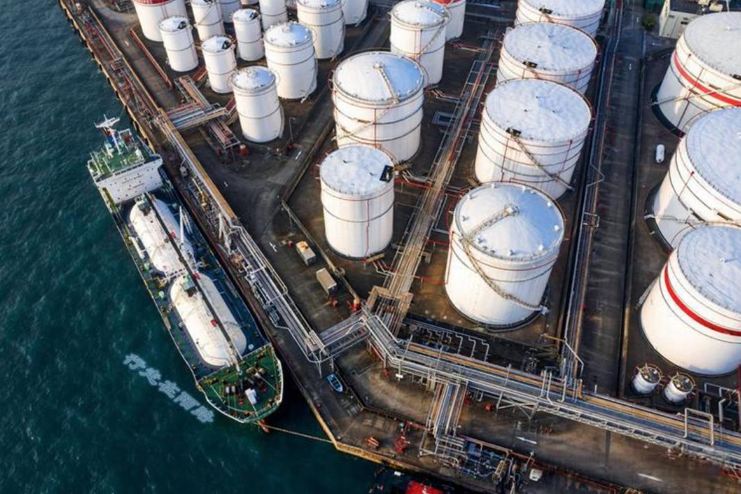 拥抱人民币果然是幌子，阿联酋实则紧跟美国掀翻桌子。一直以来，阿联酋频频释放拥