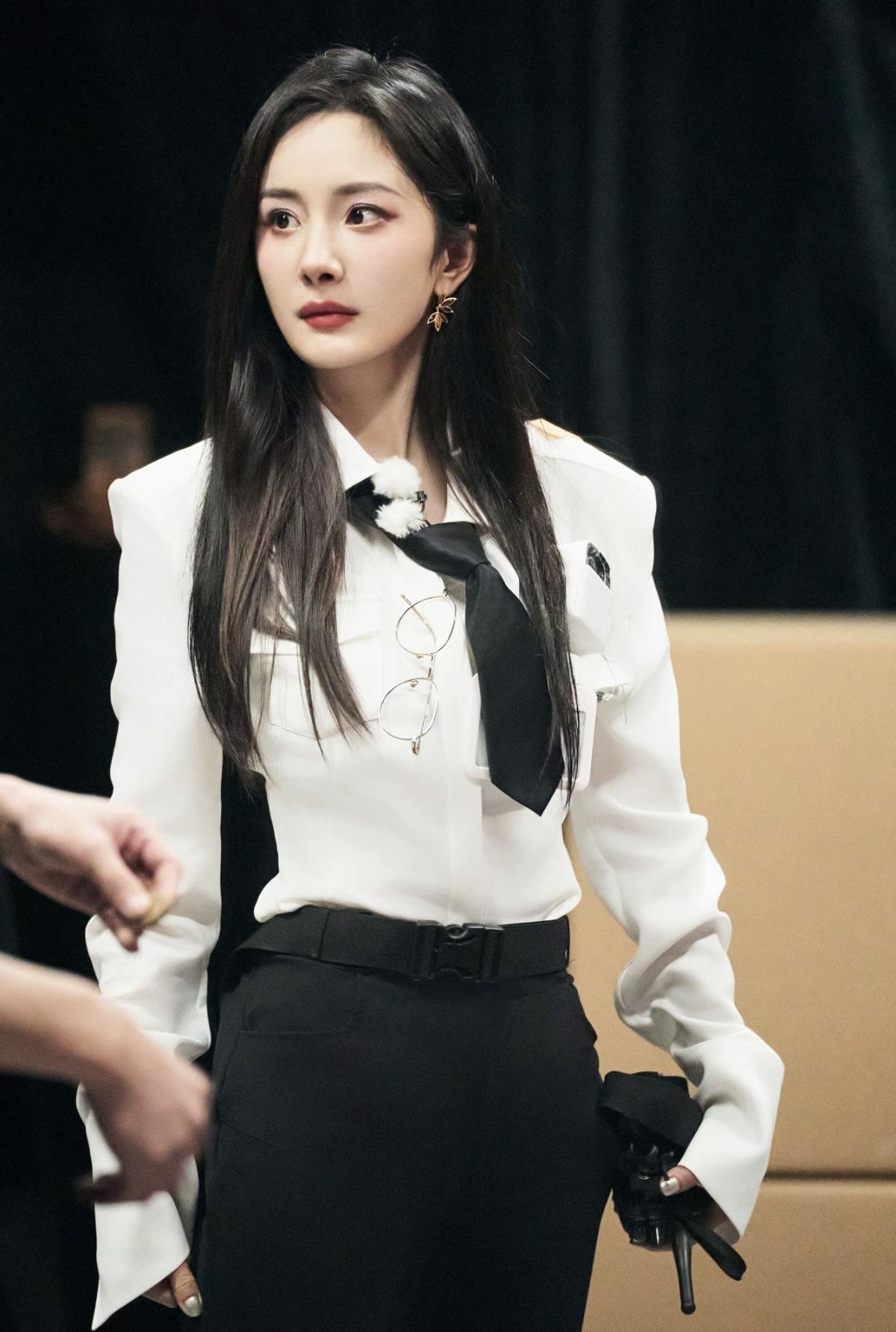 杨幂，在光影里走出自己的锋芒，每一个瞬间都自带主角光环[赞][比心]娱乐