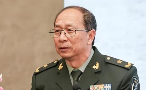 一次，记者问金一南：“为什么英国宁愿归还富得流油的香港，却以损失6艘军舰、10多