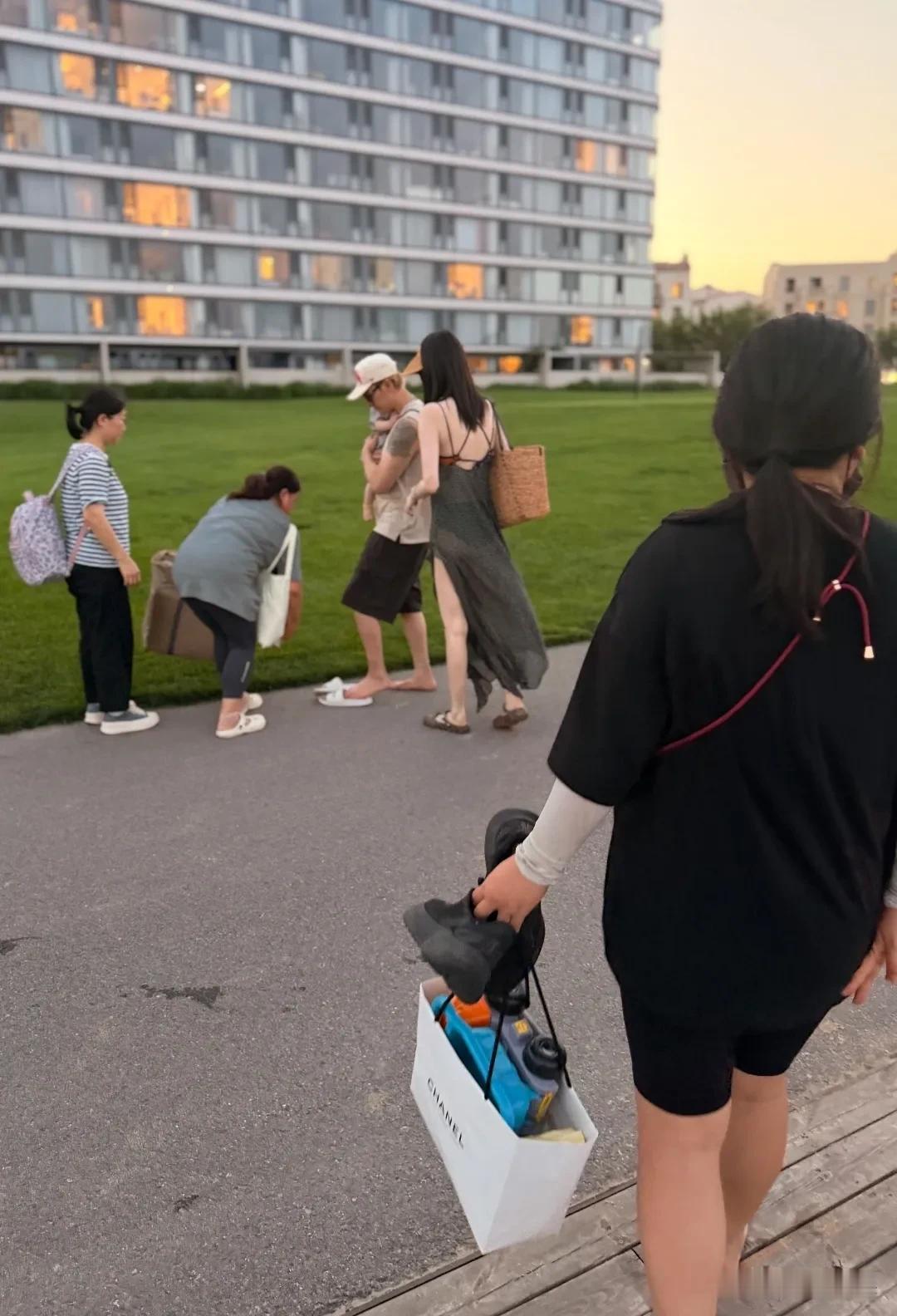 陈伟霆和何穗在阿那亚同框溜娃，何穗是真的白啊，这冷白皮真让人羡慕。穿着吊带开叉