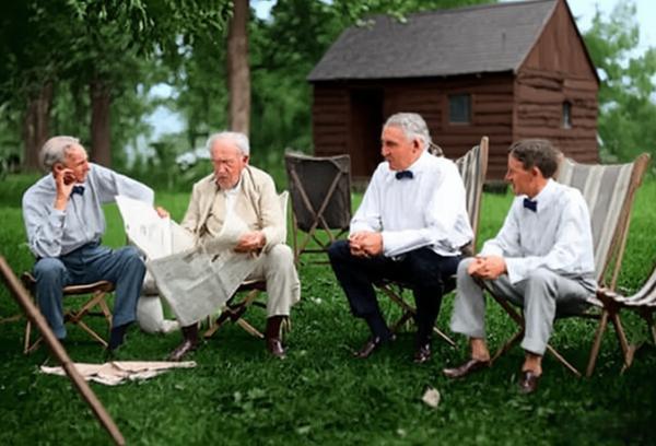 1921年，林间草地上美国政商与科技精英的一次非正式聚会，身后是一座原木小屋，周