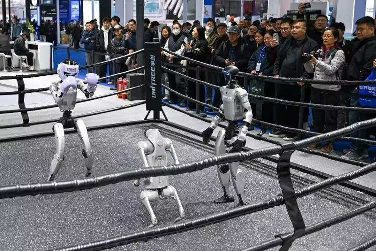 国会预算办公室刚刚更新的数据显示，美国联邦债务已经突破38万亿美元，而军费支出却