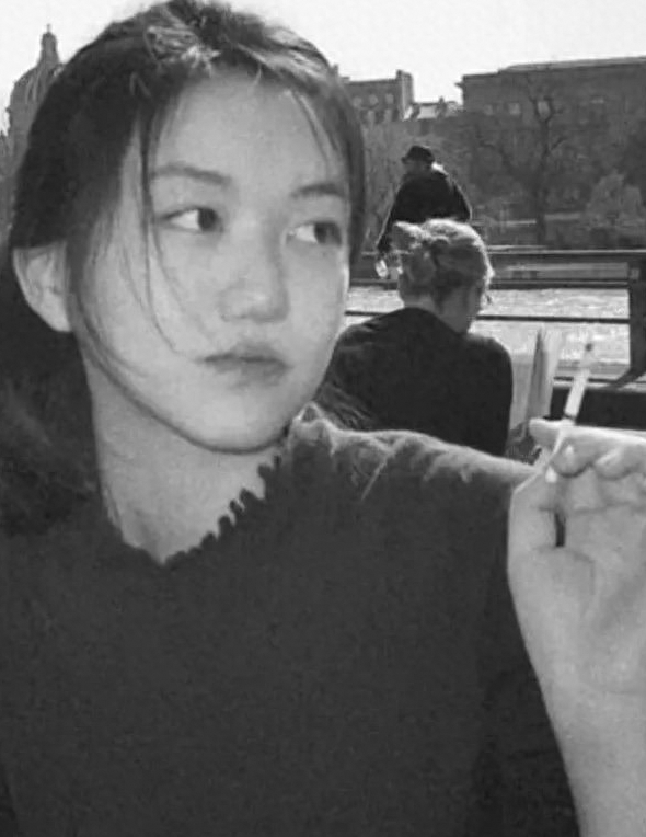 18岁李嫣近照曝光，兔唇痊愈神似王菲，夹烟之举惹争议