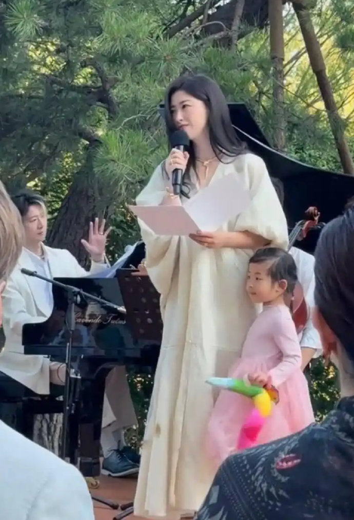 朱珠带着女儿参加宝格丽花园音乐诗会，还带着女儿上台读诗，松弛感与母爱拉满！