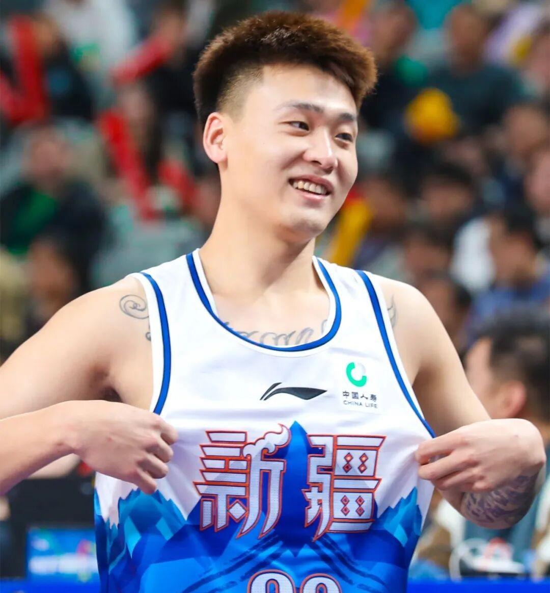 随着赵睿降薪加盟北京，CBA下赛季四强球队夺冠概率也浮出水面！京+厦+沪+辽【