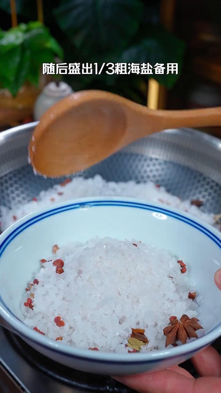 盐焗罗氏虾。罗氏虾买回来不要总是白灼或者炒了，我今天教大家一个新吃法，关键不用