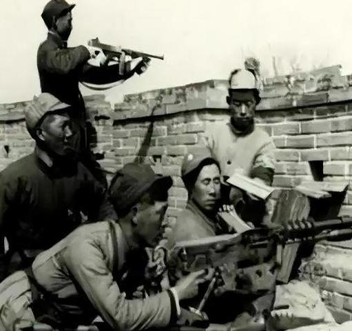 1939年，一地主将300名八路军接到家中休养，谁料八路军还没待一会，1200名