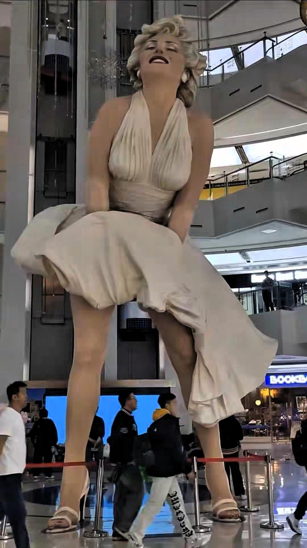 大连那个8米高的梦露，说没就没了！说实话，这雕像在大连站了快10年，争议就没