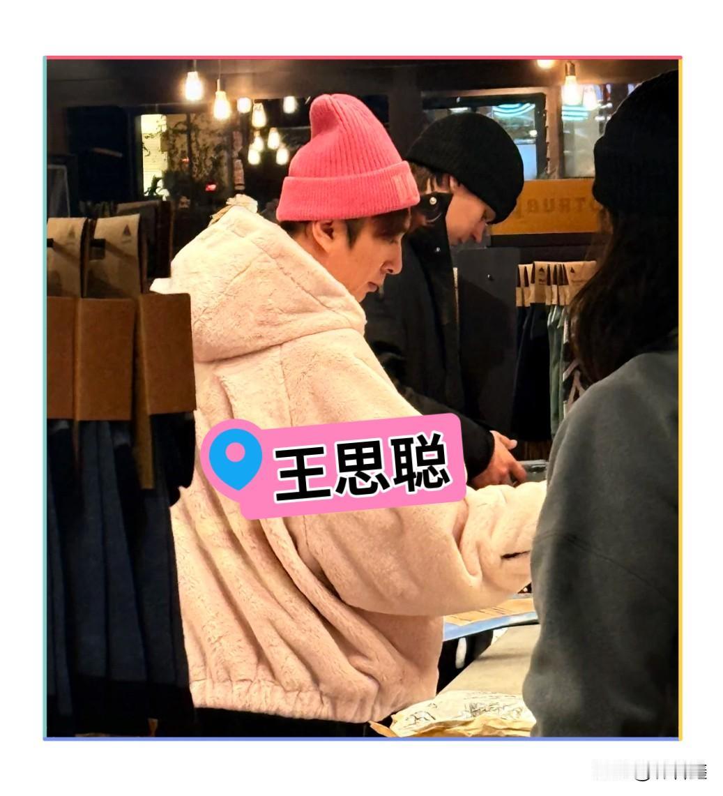 王思聪、秦奋先后现身二世古，王思聪打扮时髦，秦奋一头黄发抢镜！近日有网友在日