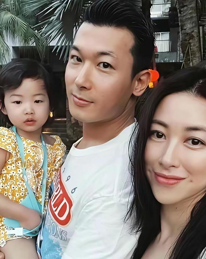 这基因我悟了！除了眼睛都很像朱珠吧！妈妈的小双怎么没遗传给她！遗传了妈妈的小梨涡