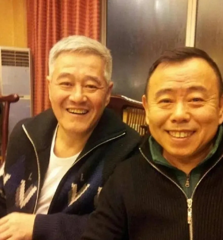 1985年，潘长江第一次坐飞机。赵本山郑重地告诉他：一会儿飞机起飞的时候，你张开