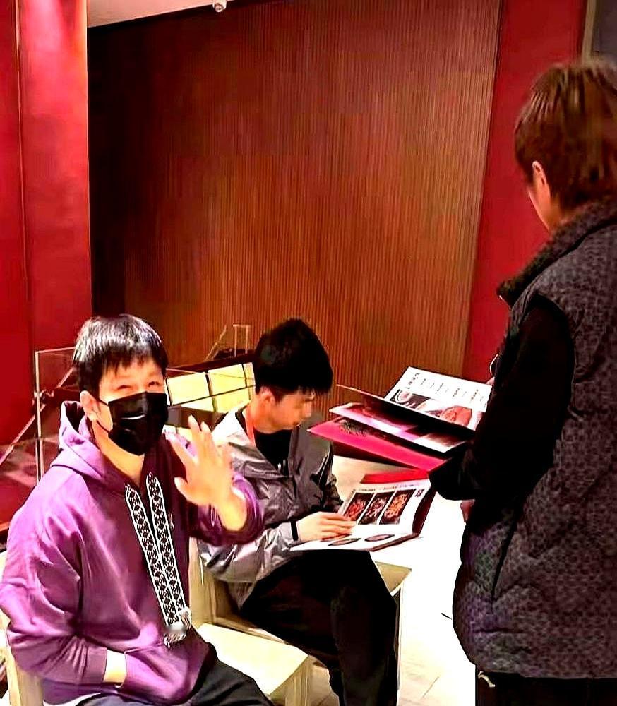 樊振东和周恺、赵子豪在澳门聚餐被偶遇啦！他们选了家老字号平价茶餐厅，樊振东低调戴