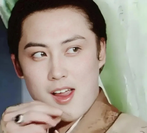 本来导演只让他来出演一个有饥饿感的男子，谁知他竟然成就了经典。“怎么才能演出眼