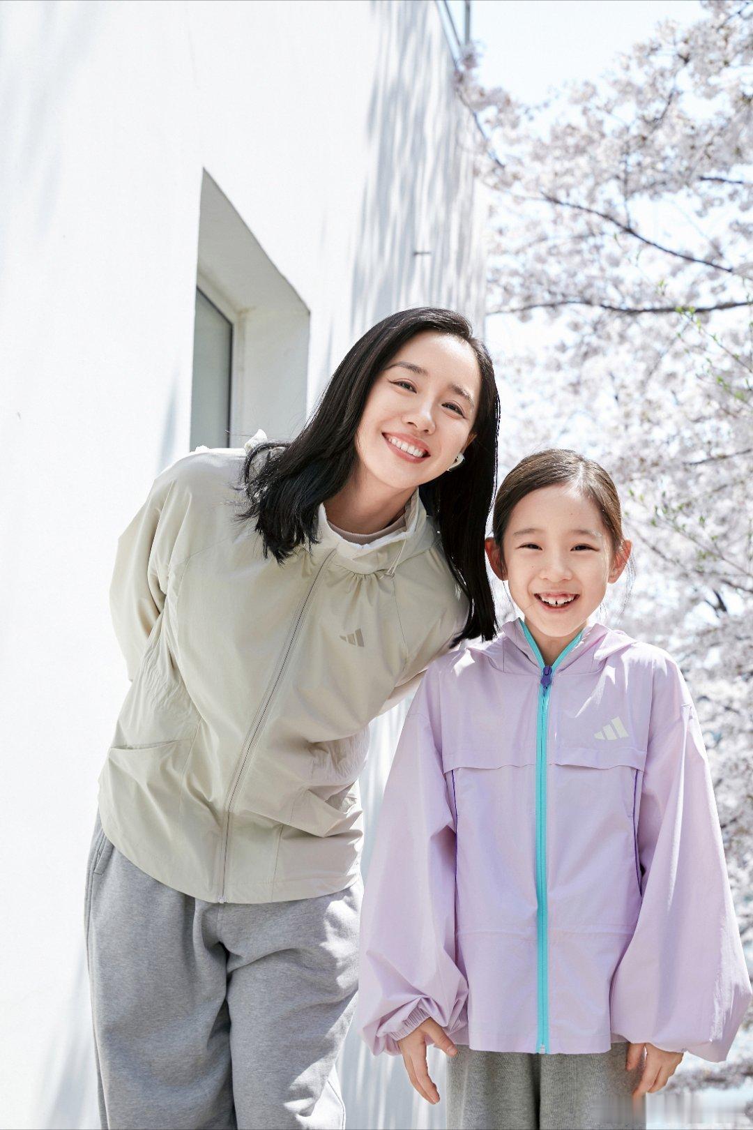 王智带女儿运动打卡王智和女儿的亲子装春日遛娃穿搭范本