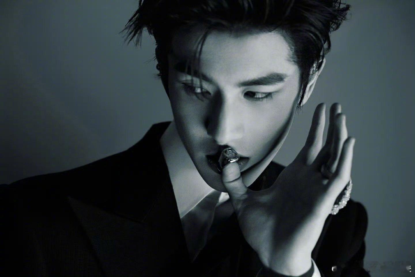 张凌赫哥哥当之无愧的帅气型男啊！｜张凌赫