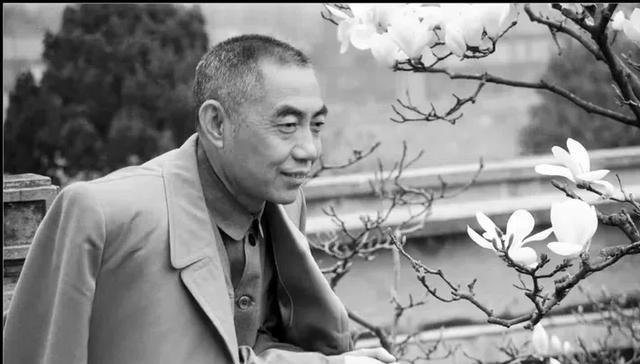 1976年，浩然在为毛主席守灵的时候，在日记中写道：“待到灵床近处，几乎所有的人