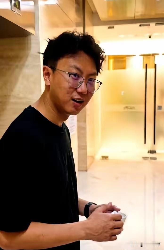 当年铁老师在直播间问：“骞，你现在不跟我干，跟宇辉了？”马骞那声干脆的“是的