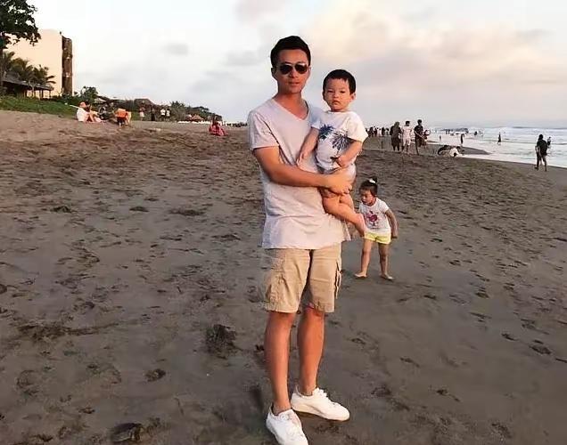 婚姻里最狠的报复，是嫁给他，给他生两个孩子，然后离开他。阳光，沙滩，一家四口。