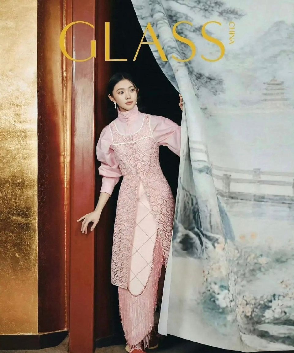 刘浩存和模特穿的竟然是同一款衣服，但是显得更精致