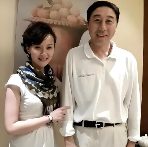 我就是冯巩的秘密情人，他答应给我五十万，却翻脸不认人！2004年，一保姆跑到冯巩