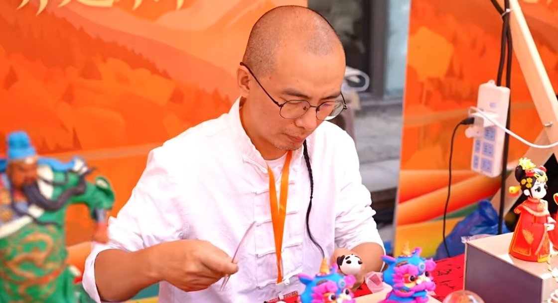 非遗与九寨同框有多绝九寨沟的山水本就美不胜收，再配上各式非遗表演，氛围感直接拉满
