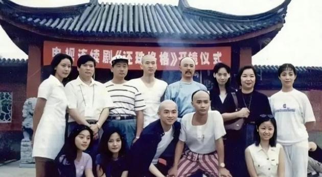 90年代演员的颜值放到现在是什么级别？这是《还珠格格》的开机照，那时候这些女演