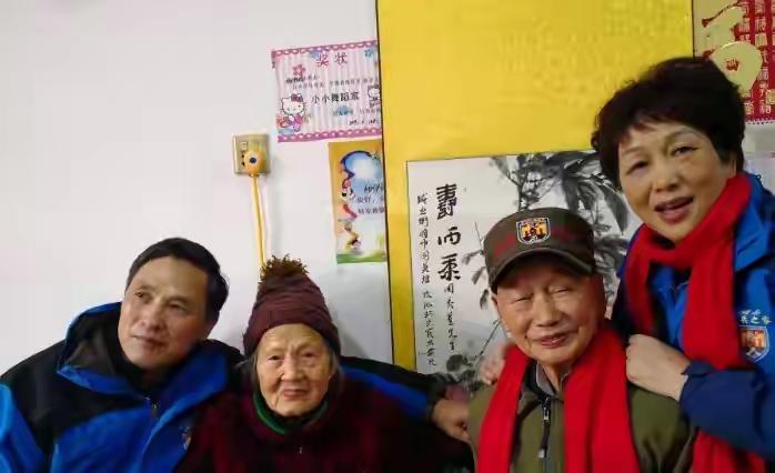 1937年，安徽芜湖，3个鬼子把10个农家女子关到屋内，准备侵犯。突然，有三个女