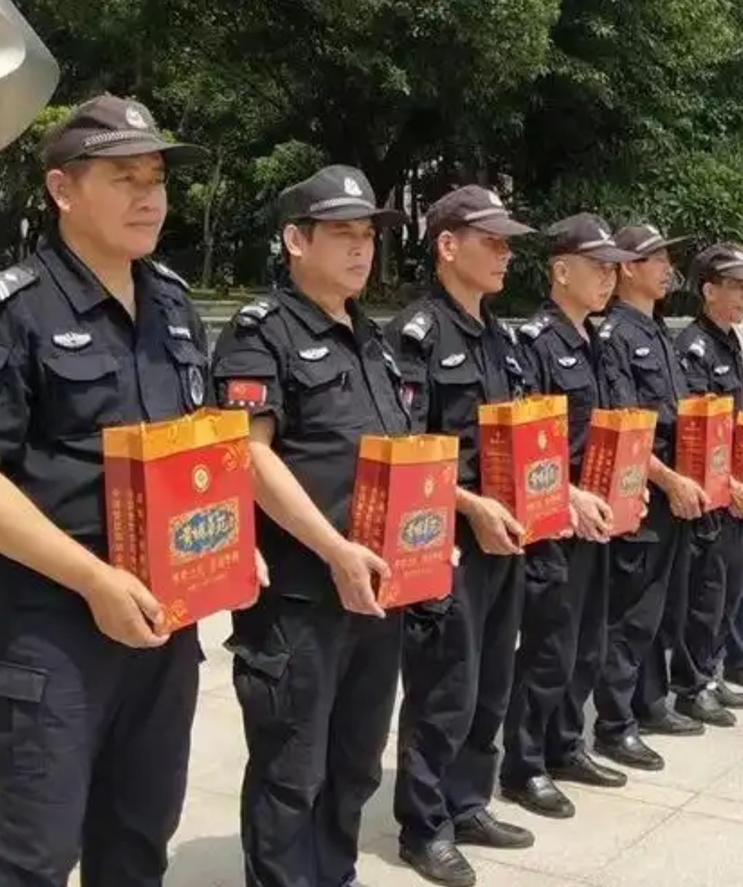 八月十五过节放假，物业给每个保安发了几块散装月饼，一包火腿肠，还有六瓶饮料，就这