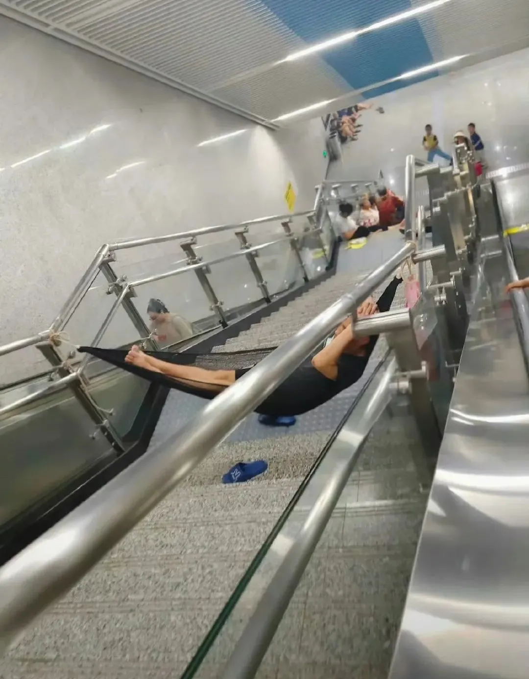 见过蹭空调的，没见过这样蹭空调的。公共场所这样不合适吧？