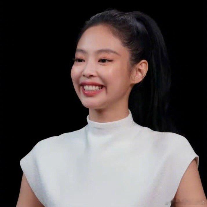 Jennie辣哭了哈哈哈哈哈哈哈哈哈，上一秒和下一秒这反差也太大了吧！[大笑][