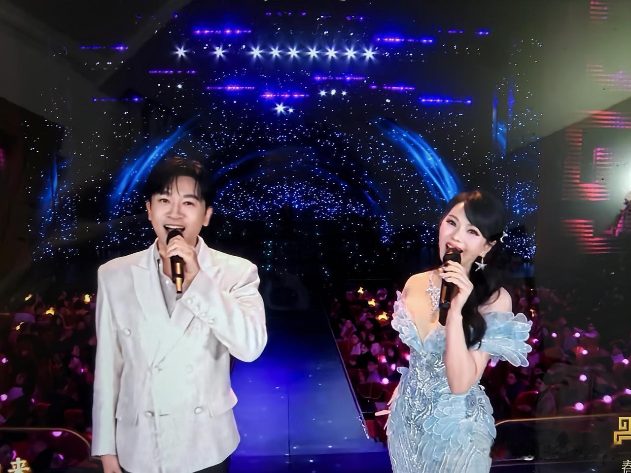 今天的苏有朋又帅又甜，真的太年轻了～差点都没认出苏有朋，我还跟我老公说这年轻