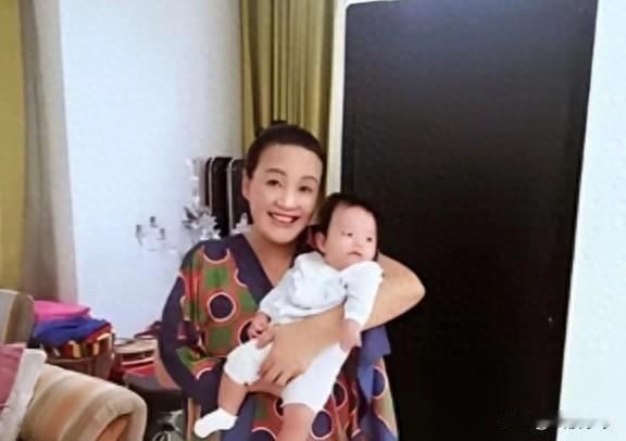 66岁张兰北京抱孙照疯传，汪小菲再婚后，她脸上终于没了戾气！