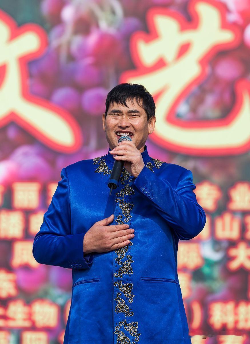 为什么各大景区都盯着朱之文？原因很简单。真不是因为他唱的好、价格便宜，而是这老头